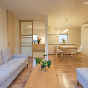 互い違いの内壁/homeHR リビングから右側にダイニング、左側に玄関ホール