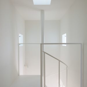 互い違いの内壁/homeHR 階段室