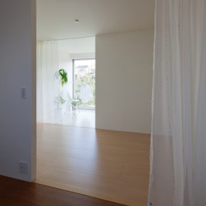 互い違いの内壁/homeHR 2階寝室からサンルームを見る