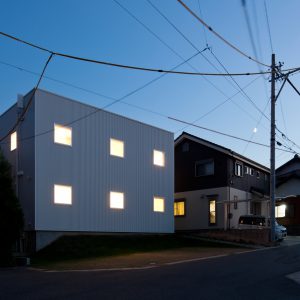 互い違いの内壁/homeHR 全景(夕景)