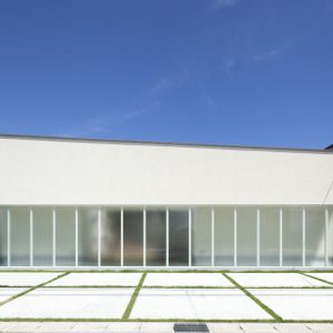 半透明の中庭/homeKZ 正面外観（昼景）