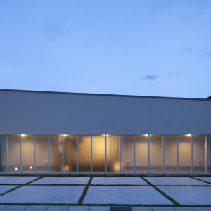 半透明の中庭/homeKZ 正面外観（夕景）