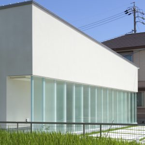 半透明の中庭/homeKZ 屏風状に連なる半透明のスクリーン