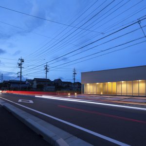 半透明の中庭/homeKZ 近隣に明るさを与える