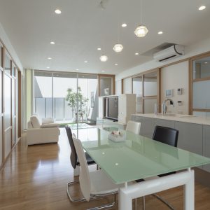 半透明の中庭/homeKZ ダイニングからリビング中庭を見通す