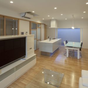 半透明の中庭/homeKZ LDKの奥によりプライベートな中庭