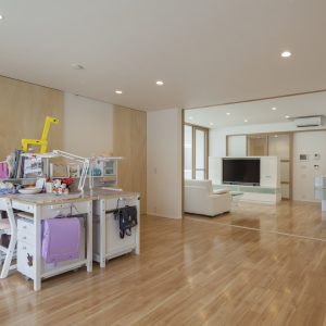 半透明の中庭/homeKZ 子供室とリビングの関係（建具を開けた状態）