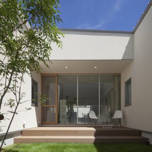 半透明の中庭/homeKZ 中庭からリビング方向を見る