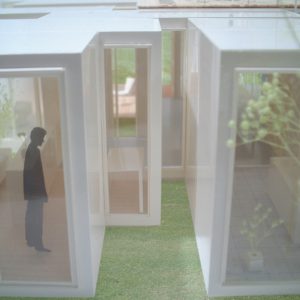 incomplete house フレームの隙間が坪庭となって光や風を内部にもたらす