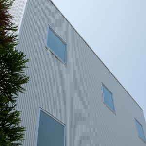 互い違いの内壁/homeHR 外観近景