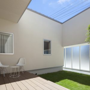 半透明の中庭/homeKZ 中庭