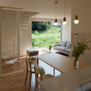 互い違いの内壁/homeHR キッチンから右側にリビング、左側にサンルーム