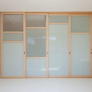 互い違いの内壁/homeHR 4枚引き建具