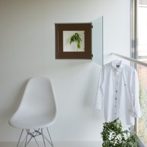 互い違いの内壁/homeHR 2階サンルームを見通す