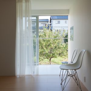 互い違いの内壁/homeHR 2階寝室からサンルームと屋外を見通す