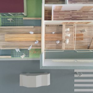 藤里の大きな縁側と掘りごたつ 模型写真　内外を貫く縁側と掘りごたつ