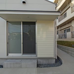 間口の庇/homeNK 東側のスロープと開口