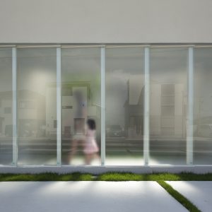 半透明の中庭/homeKZ ガラススクリーン近景