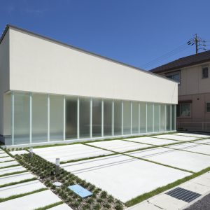 半透明の中庭/homeKZ アクセス方向を見る