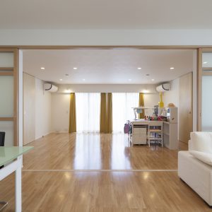 半透明の中庭/homeKZ リビングと子供室の関係（建具を開けた状態）