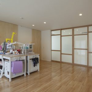 半透明の中庭/homeKZ 子供室とリビングの関係（建具を閉めた状態）