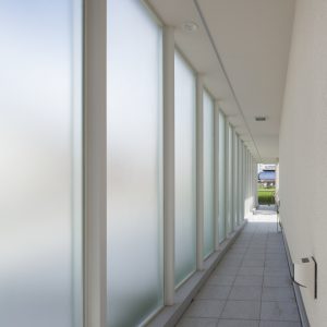 半透明の中庭/homeKZ ガラススクリーン内側
