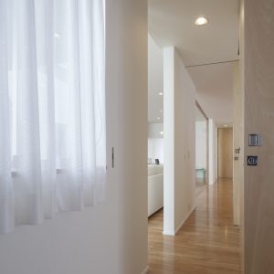 半透明の中庭/homeKZ 奥まで見通すことのできる廊下