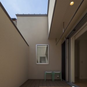 半透明の中庭/homeKZ 洗濯物を干したりするための、よりプライベートの中庭