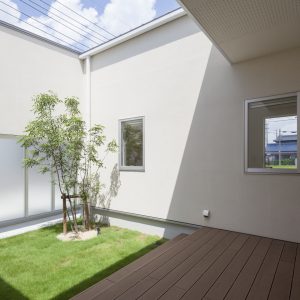 半透明の中庭/homeKZ 中庭
