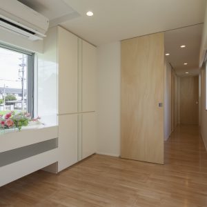 半透明の中庭/homeKZ 応接室