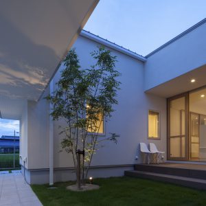 半透明の中庭/homeKZ 中庭(夕景)