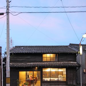 亀崎の蕎麦屋 正面外観(夕景)