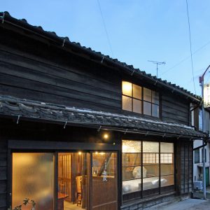 亀崎の蕎麦屋 改修後の外観(夕景)