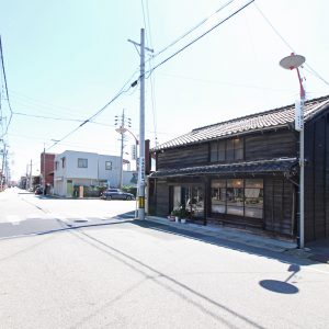 亀崎の蕎麦屋 仲町通りに面した町家