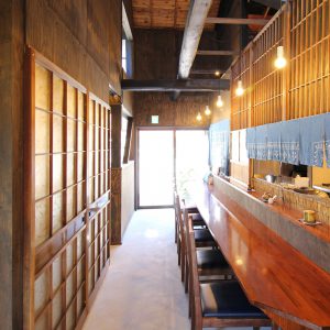 亀崎の蕎麦屋 カウンター席から出入口を見る