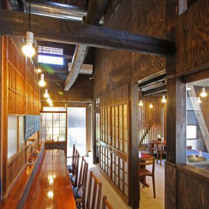 亀崎の蕎麦屋 カウンター席と吹抜