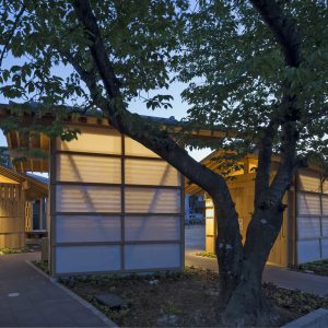 亀崎公園の再編 ポリカーボネートの開口部より光が漏れる