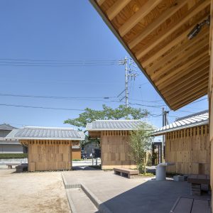 亀崎公園の再編 建築に囲まれた舗装部分はステージとしても利用できる