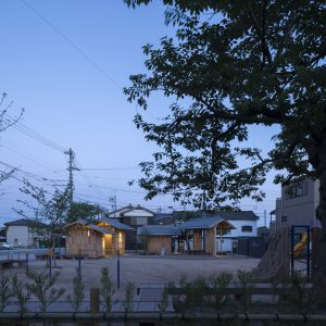亀崎公園の再編 北側道路からの全景（夕方）