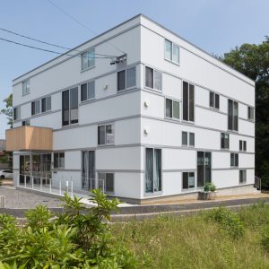 六層二階建ての窓/リナスト障がい者福祉施設