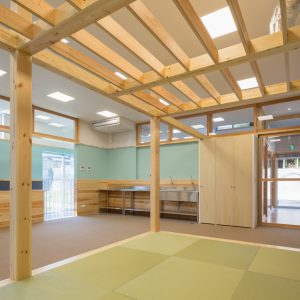 六層二階建ての窓/リナスト障がい者福祉施設 1階訓練・作業室の畳コーナー