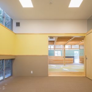 六層二階建ての窓/リナスト障がい者福祉施設 1階訓練・作業室（生活支援）