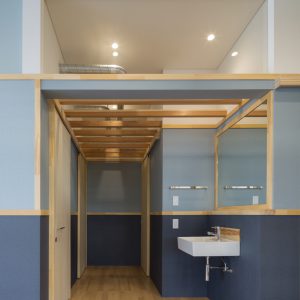 六層二階建ての窓/リナスト障がい者福祉施設 1階洗面スペース