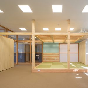 六層二階建ての窓/リナスト障がい者福祉施設 1階訓練・作業室（就労支援）