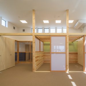 六層二階建ての窓/リナスト障がい者福祉施設 2階訓練・作業室（多目的）