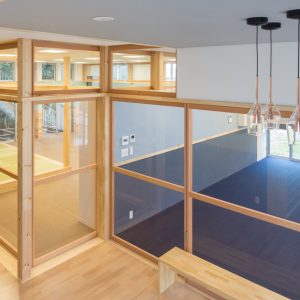 六層二階建ての窓/リナスト障がい者福祉施設 1階エントランスホールから訓練・作業室を見通す