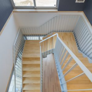 六層二階建ての窓/リナスト障がい者福祉施設 階段室