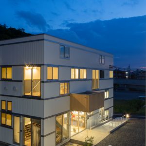 六層二階建ての窓/リナスト障がい者福祉施設 北東側夕景