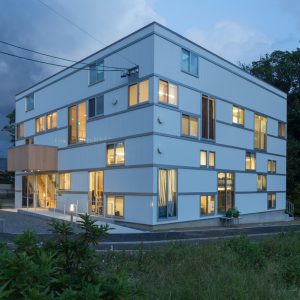 六層二階建ての窓/リナスト障がい者福祉施設 北西側夕景