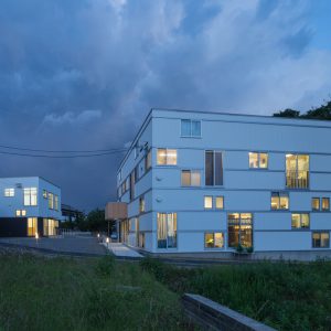 六層二階建ての窓/リナスト障がい者福祉施設 西側からの全景